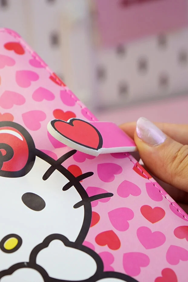 Victoria’s Journals Hello Kitty Vegan Deri Mıknatıslı Günlük – 13x18 cm, 224 Sayfa, Özel İç Tasarımlı Defter 525-2027