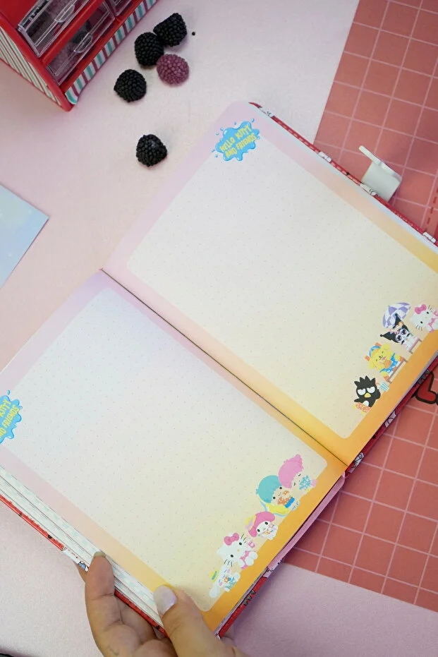 Victoria’s Journals Hello Kitty Vegan Deri Mıknatıslı Günlük – 13x18 cm, 224 Sayfa, Özel İç Tasarımlı Defter 525-2027