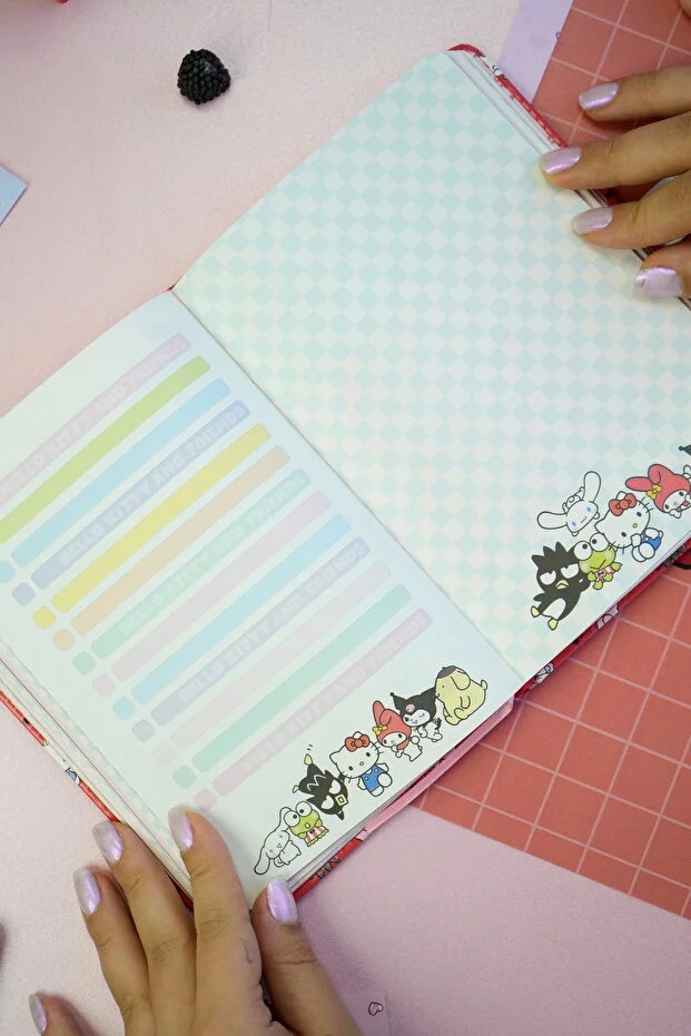 Victoria’s Journals Hello Kitty Vegan Deri Mıknatıslı Günlük – 13x18 cm, 224 Sayfa, Özel İç Tasarımlı Defter 525-2027