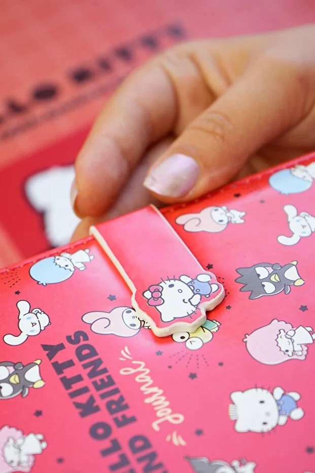 Victoria’s Journals Hello Kitty Vegan Deri Mıknatıslı Günlük – 13x18 cm, 224 Sayfa, Özel İç Tasarımlı Defter 525-2028