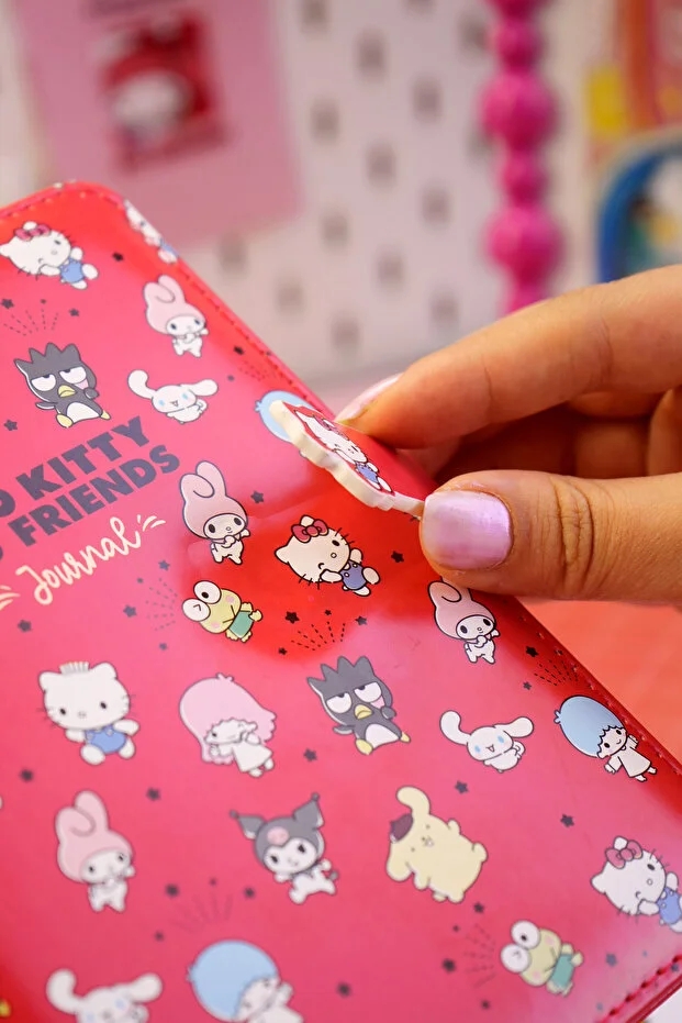 Victoria’s Journals Hello Kitty Vegan Deri Mıknatıslı Günlük – 13x18 cm, 224 Sayfa, Özel İç Tasarımlı Defter 525-2028