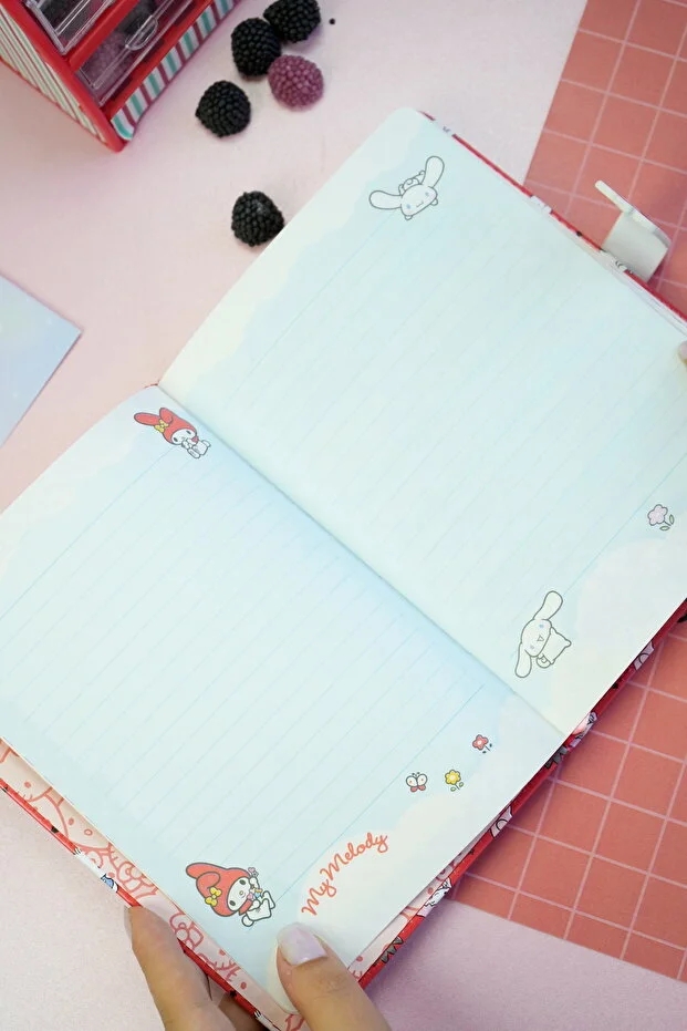 Victoria’s Journals Hello Kitty Vegan Deri Mıknatıslı Günlük – 13x18 cm, 224 Sayfa, Özel İç Tasarımlı Defter 525-2028