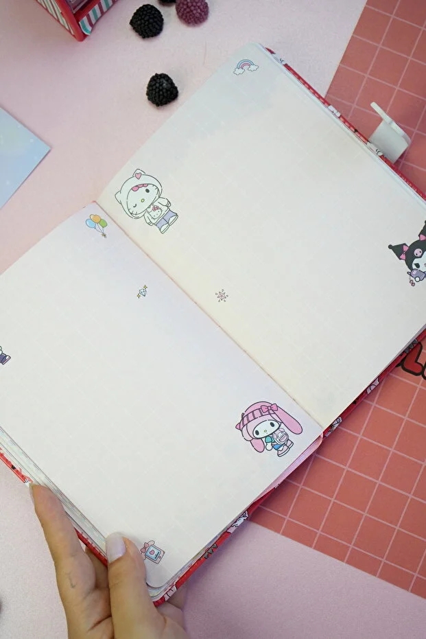 Victoria’s Journals Hello Kitty Vegan Deri Mıknatıslı Günlük – 13x18 cm, 224 Sayfa, Özel İç Tasarımlı Defter 525-2028