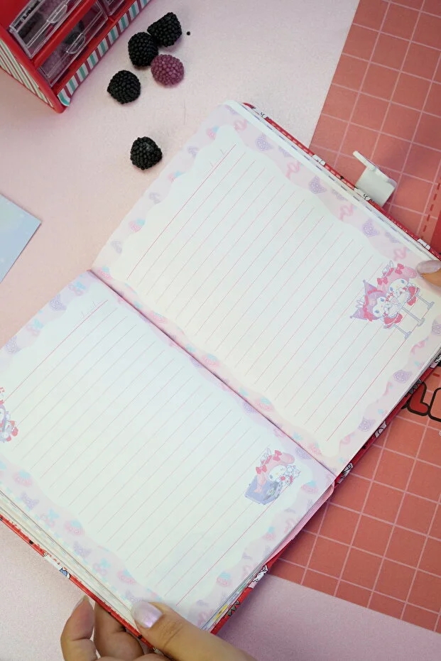 Victoria’s Journals Hello Kitty Vegan Deri Mıknatıslı Günlük – 13x18 cm, 224 Sayfa, Özel İç Tasarımlı Defter 525-2028