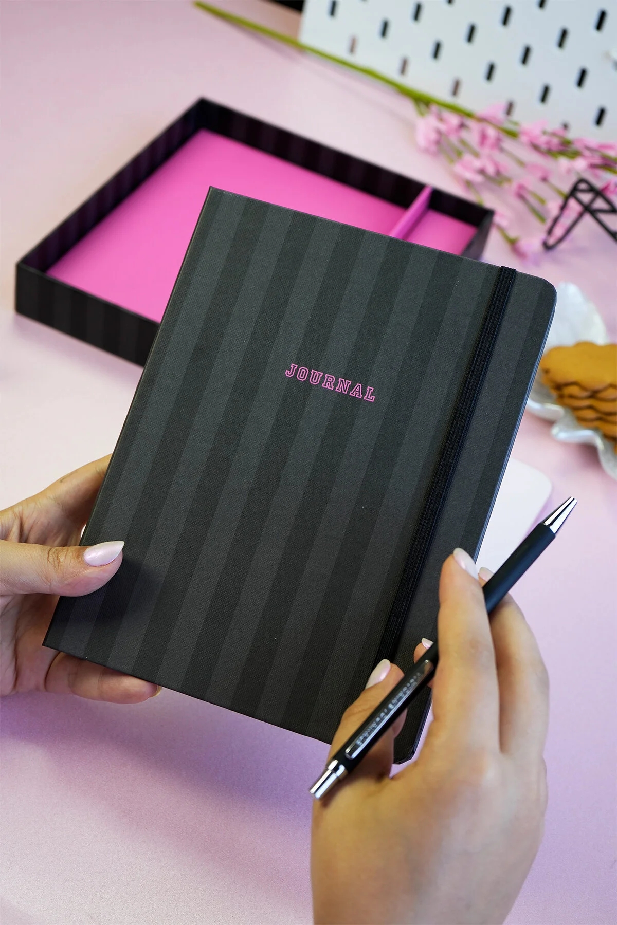 Victoria’s Journals Kutulu Set, A5 Sert Kapaklı Çizgili Defter ve Metal Gövdeli Tükenmez Kalem 125-2159