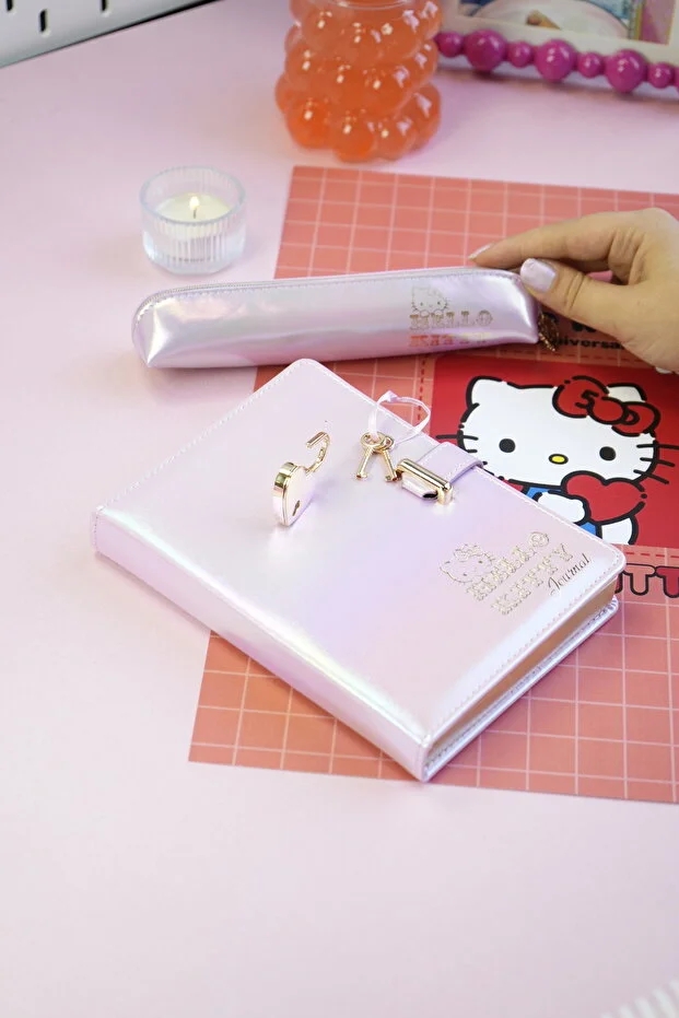 Victoria’s Journals Hello Kitty Kilitli Defter 80 Gr. 160 Yaprak Çizgili + Vegan Deri Kalem Kutusu 525-1970