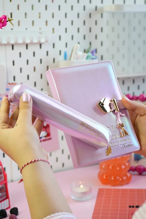 Victoria’s Journals Hello Kitty Kilitli Defter 80 Gr. 160 Yaprak Çizgili + Vegan Deri Kalem Kutusu 525-1970