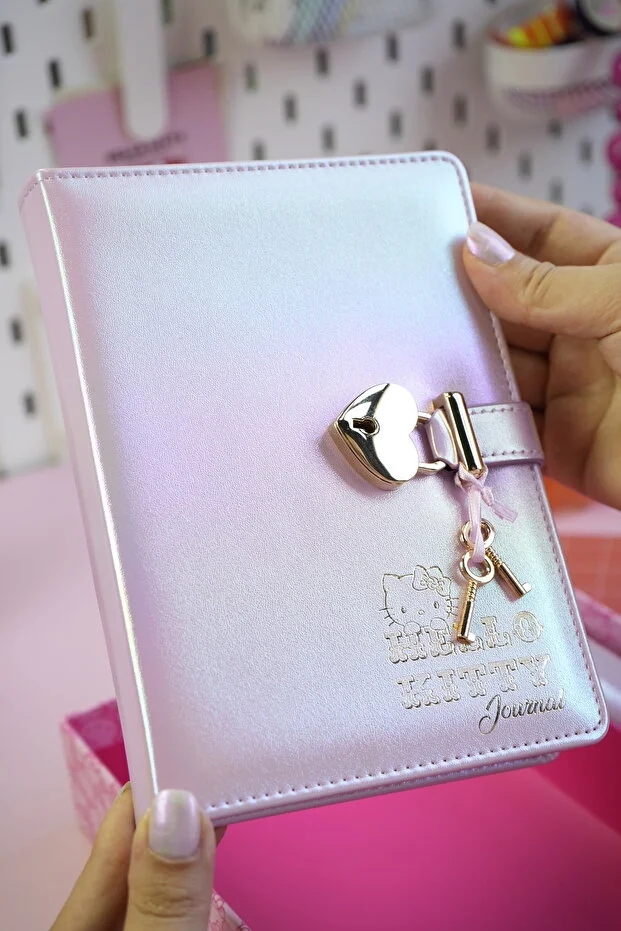 Victoria’s Journals Hello Kitty Kilitli Defter 80 Gr. 160 Yaprak Çizgili + Vegan Deri Kalem Kutusu 525-1970