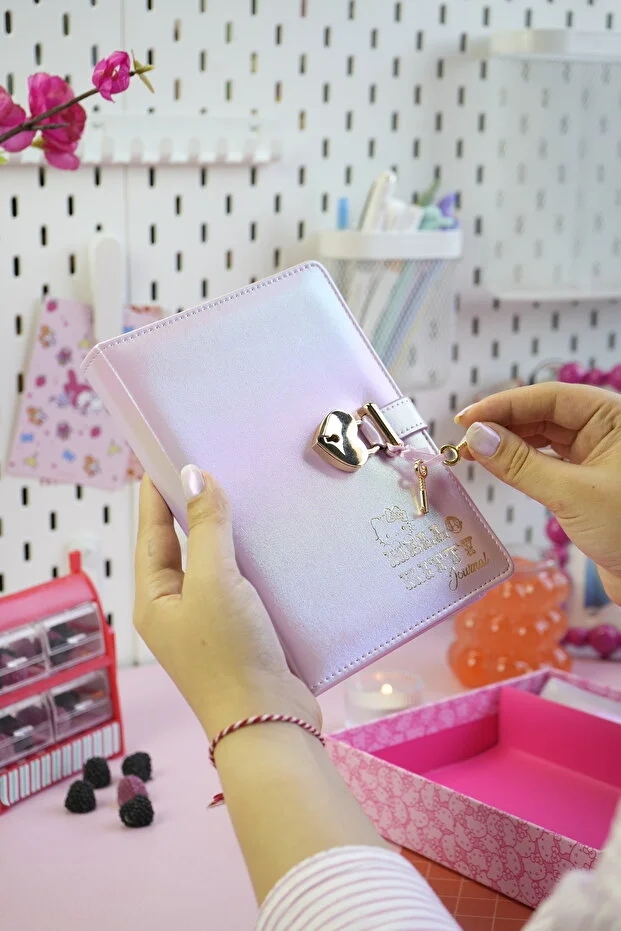 Victoria’s Journals Hello Kitty Kilitli Defter 80 Gr. 160 Yaprak Çizgili + Vegan Deri Kalem Kutusu 525-1970