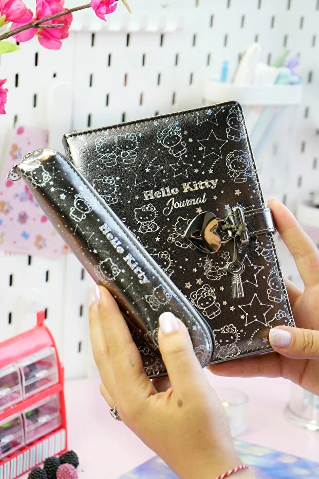 Victoria’s Journals Hello Kitty Kilitli Defter 80 Gr. 160 Yaprak Çizgili + Vegan Deri Kalem Kutusu 525-1969