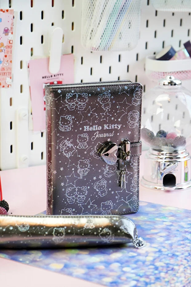 Victoria’s Journals Hello Kitty Kilitli Defter 80 Gr. 160 Yaprak Çizgili + Vegan Deri Kalem Kutusu 525-1969