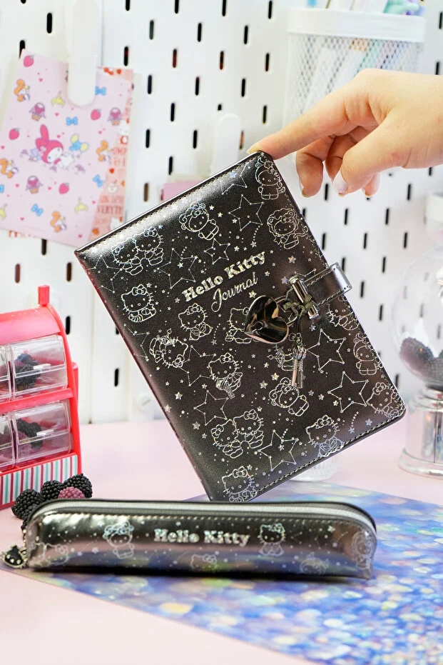 Victoria’s Journals Hello Kitty Kilitli Defter 80 Gr. 160 Yaprak Çizgili + Vegan Deri Kalem Kutusu 525-1969