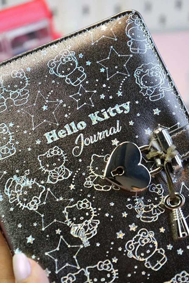 Victoria’s Journals Hello Kitty Kilitli Defter 80 Gr. 160 Yaprak Çizgili + Vegan Deri Kalem Kutusu 525-1969