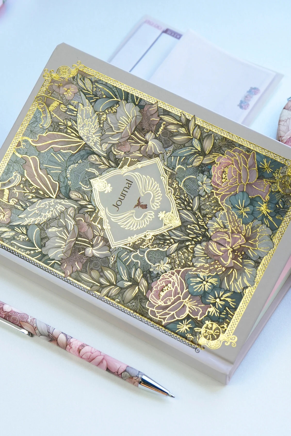 Victoria’s Journals Set 13x18cm 128 Sayfa 100 Gr. Sert Kapak Defter + 1 Ad. Ayna + 1 Ad. Tükenmez Kalem + Postit  124-2073 Kutulu Set