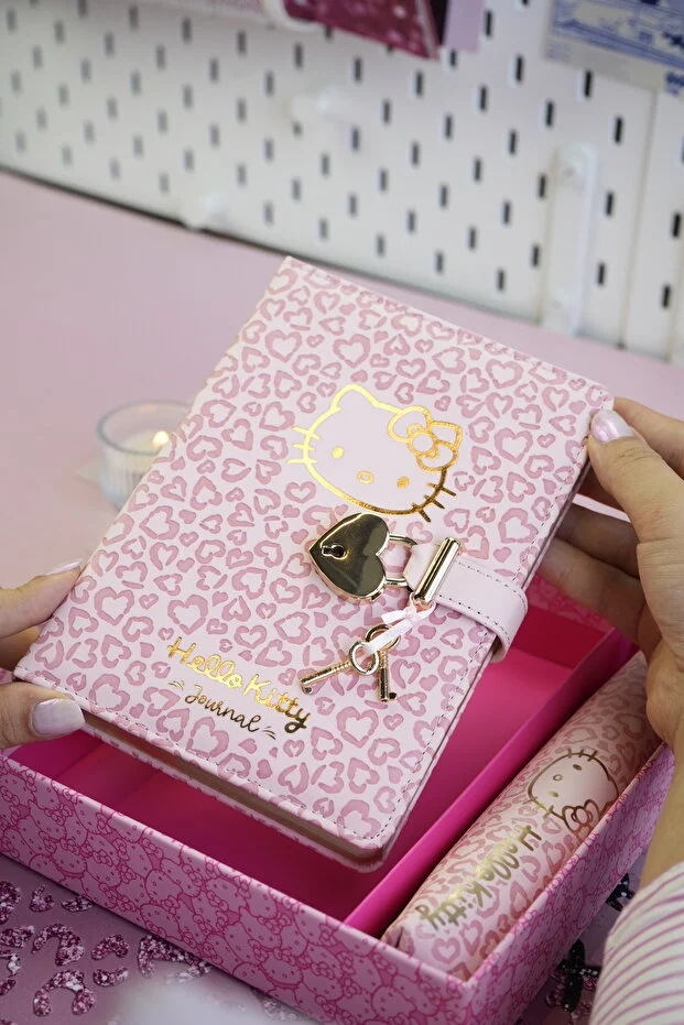Victoria’s Journals Hello Kitty Kilitli Defter 80 Gr. 160 Yaprak Çizgili + Vegan Deri Kalem Kutusu 525-1971