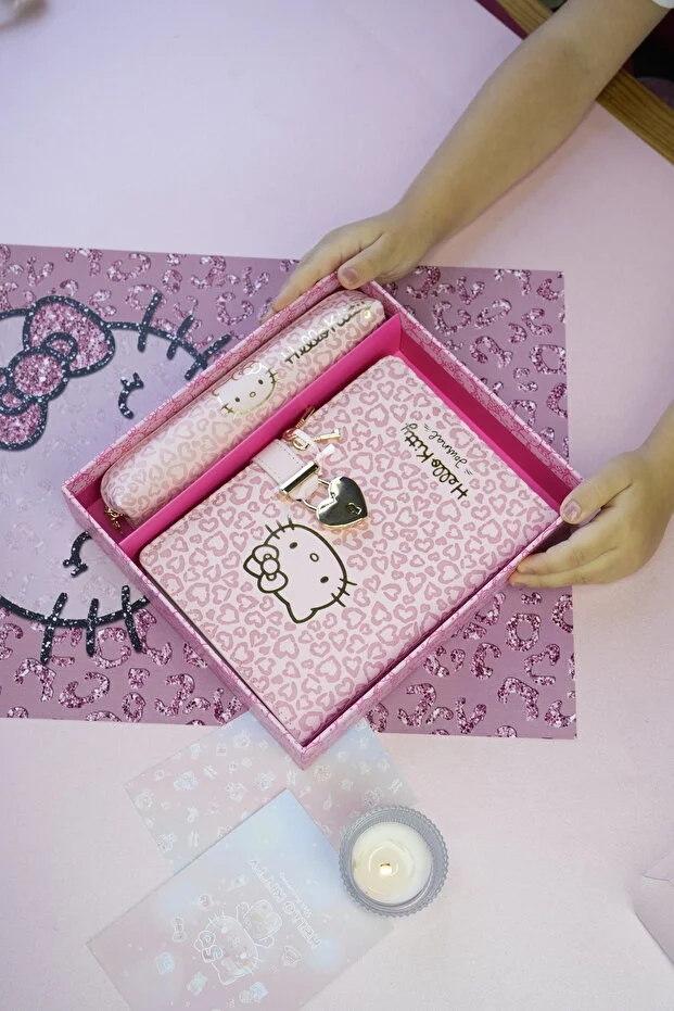 Victoria’s Journals Hello Kitty Kilitli Defter 80 Gr. 160 Yaprak Çizgili + Vegan Deri Kalem Kutusu 525-1971