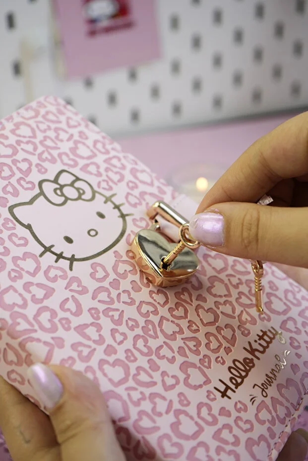 Victoria’s Journals Hello Kitty Kilitli Defter 80 Gr. 160 Yaprak Çizgili + Vegan Deri Kalem Kutusu 525-1971