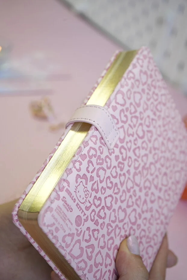 Victoria’s Journals Hello Kitty Kilitli Defter 80 Gr. 160 Yaprak Çizgili + Vegan Deri Kalem Kutusu 525-1971