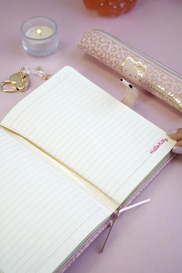 Victoria’s Journals Hello Kitty Kilitli Defter 80 Gr. 160 Yaprak Çizgili + Vegan Deri Kalem Kutusu 525-1971