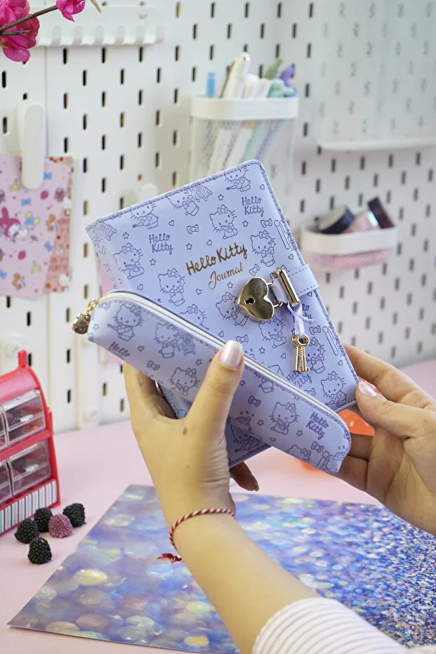 Victoria’s Journals Hello Kitty Kilitli Defter 80 Gr. 160 Yaprak Çizgili + Vegan Deri Kalem Kutusu 525-1972