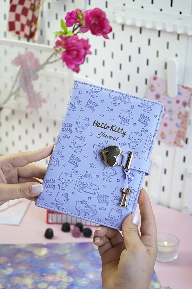 Victoria’s Journals Hello Kitty Kilitli Defter 80 Gr. 160 Yaprak Çizgili + Vegan Deri Kalem Kutusu 525-1972