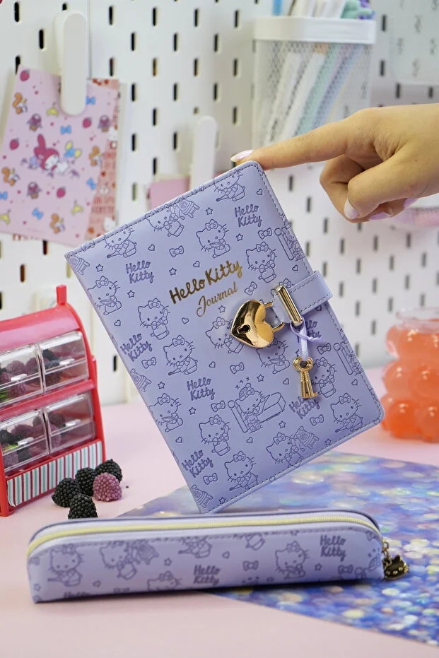 Victoria’s Journals Hello Kitty Kilitli Defter 80 Gr. 160 Yaprak Çizgili + Vegan Deri Kalem Kutusu 525-1972