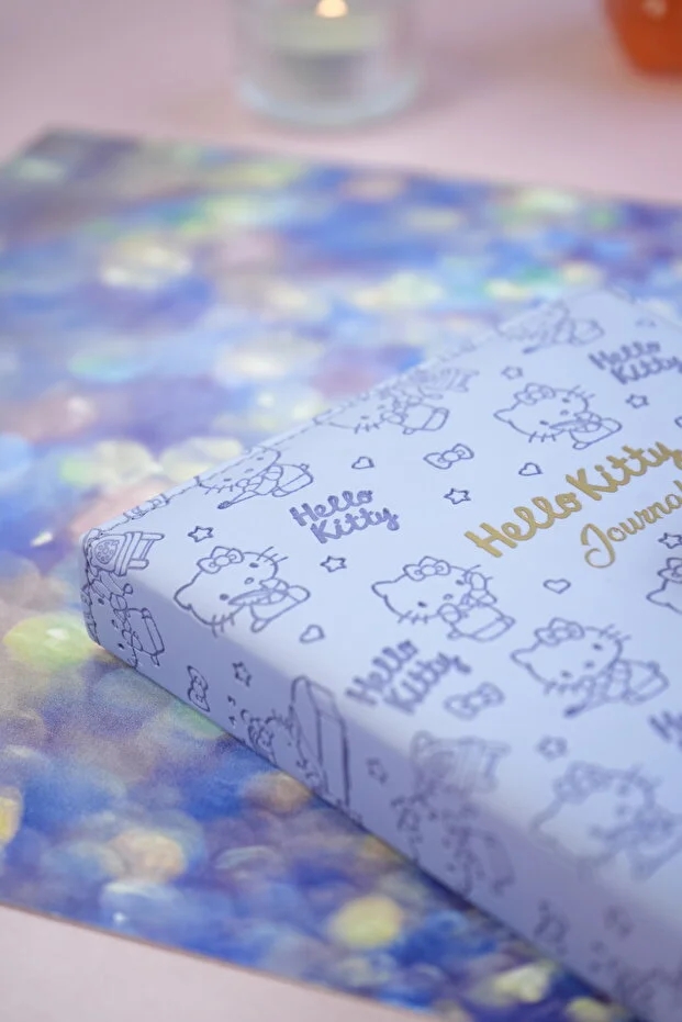 Victoria’s Journals Hello Kitty Kilitli Defter 80 Gr. 160 Yaprak Çizgili + Vegan Deri Kalem Kutusu 525-1972