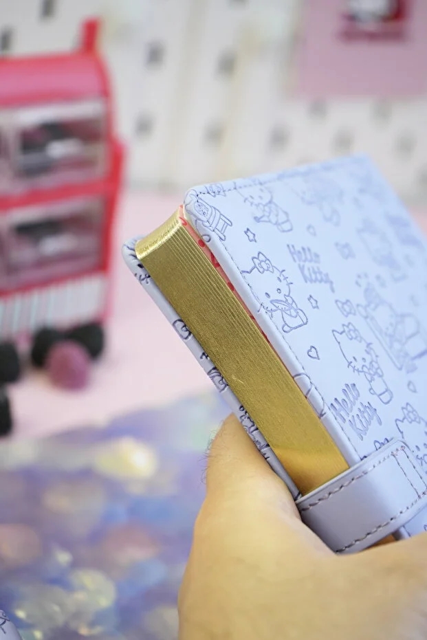 Victoria’s Journals Hello Kitty Kilitli Defter 80 Gr. 160 Yaprak Çizgili + Vegan Deri Kalem Kutusu 525-1972