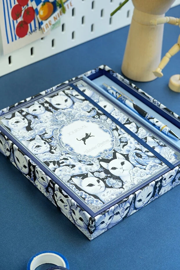 Victoria’s Journals Kutulu Set, A5 Sert kapaklı Çizgili Defter ve Metal Gövdeli Tükenmez Kalem Kedi Desenli Set 125-2157