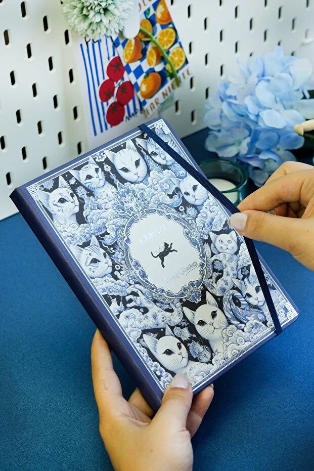 Victoria’s Journals Kutulu Set, A5 Sert kapaklı Çizgili Defter ve Metal Gövdeli Tükenmez Kalem Kedi Desenli Set 125-2157