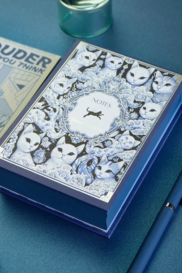 Victoria’s Journals Masa Üstü Sert Kapaklı Notluk 80 gram Ivory Kağıt , 340 yaprak, 11x15,8 cm Renkli Kenar 125-2162