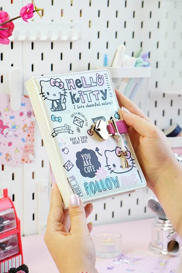 Victoria’s Journals Hello Kitty Hush Hush Kilitli Çizgili Defter – 160 Yaprak, Kutulu, Özel Tasarım 525-1918