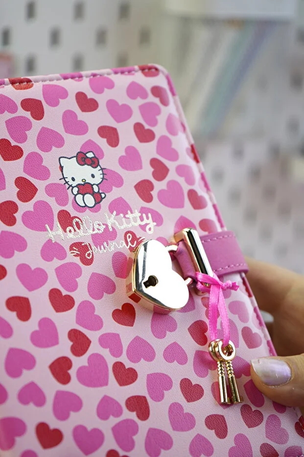 Victoria’s Journals Hello Kitty Hush Hush Kilitli Çizgili Defter – 160 Yaprak, Kutulu, Özel Tasarım Günlük, Not Defteri 525-1916