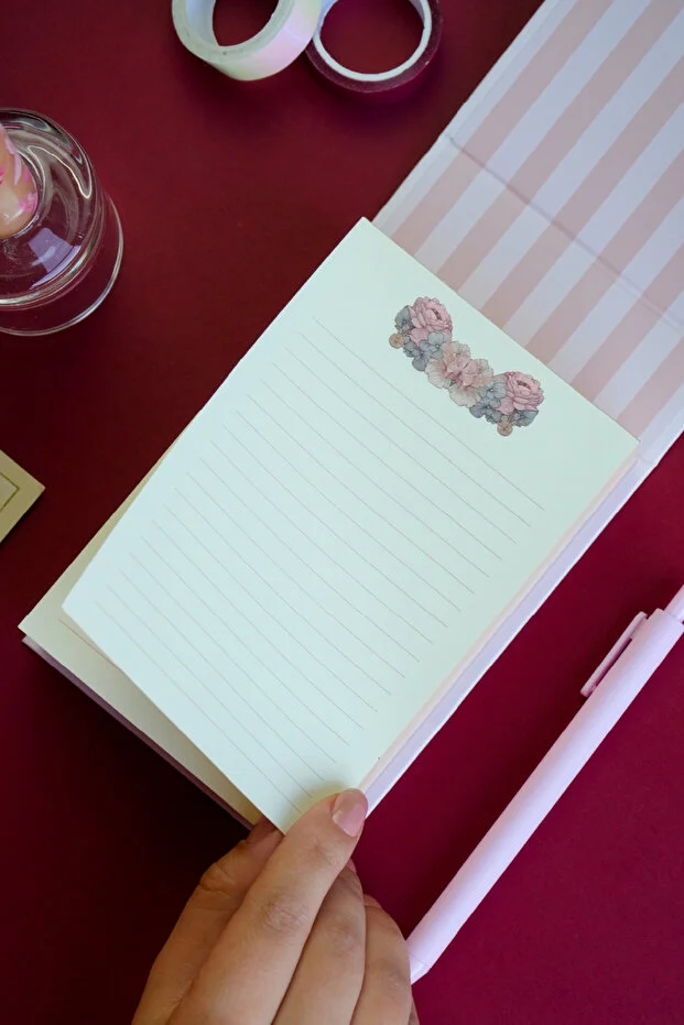 Victoria’s Journals Masa Üstü Sert Kapaklı Notluk 80 gram Ivory Kağıt , 340 yaprak, 11x15,8 cm Renkli Kenar 125-2160