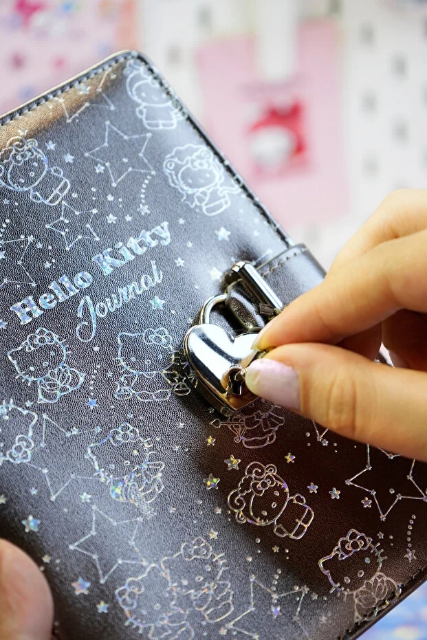 Victoria’s Journals Hello Kitty Hush Hush Kilitli Çizgili Defter – 160 Yaprak, Kutulu, Özel Tasarım Günlük Not Defteri 525-1919