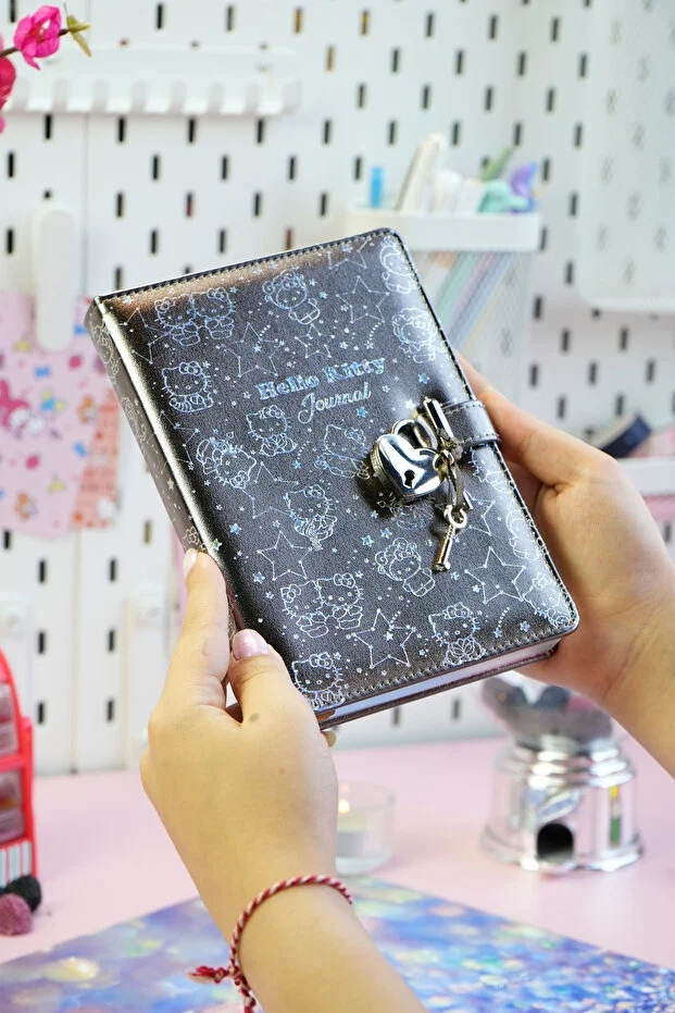 Victoria’s Journals Hello Kitty Hush Hush Kilitli Çizgili Defter – 160 Yaprak, Kutulu, Özel Tasarım Günlük Not Defteri 525-1919