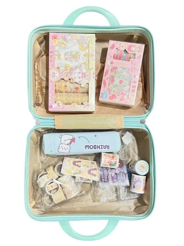 Munis Sürpriz Sticker ve Hediye Valizi – Kawaii - Anime Dünyasının Eğlenceli Stickerları Mini Boy Valizli Set Pembe - Yeşil