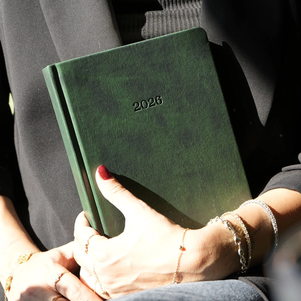 Victoria’s Journals Business Sert Kapak 17x24 2026 Günlük Ajanda Yeşil 226-2374