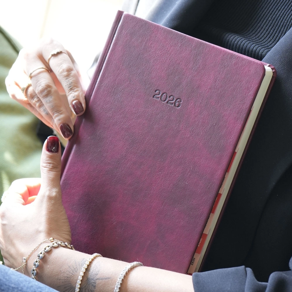 Victoria’s Journals Business Sert Kapak 17x24 2026 Günlük Ajanda Bordo 226-2375